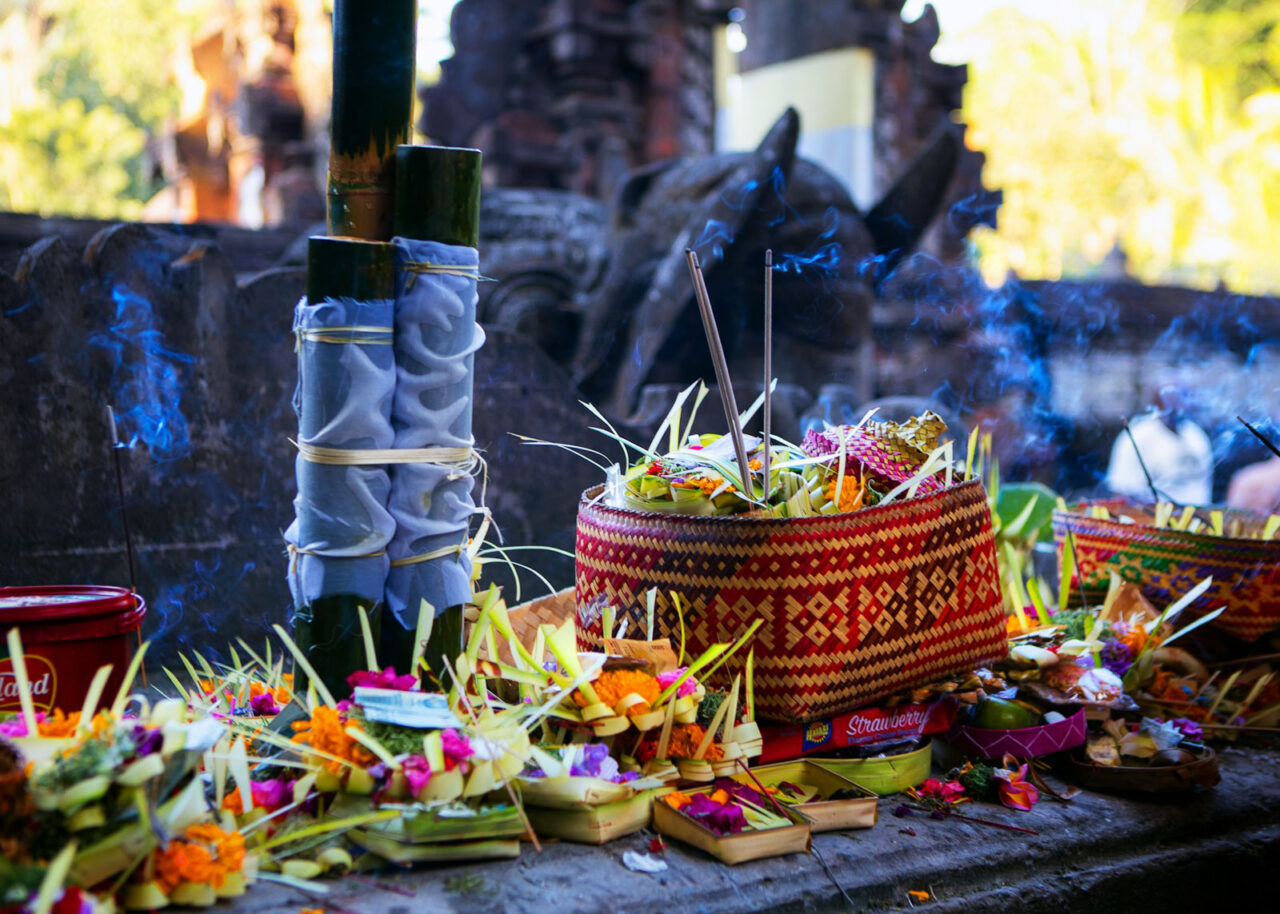 canang-sari-bali-1280x914-1 Colorful canang sari with incense at a temple in Bali