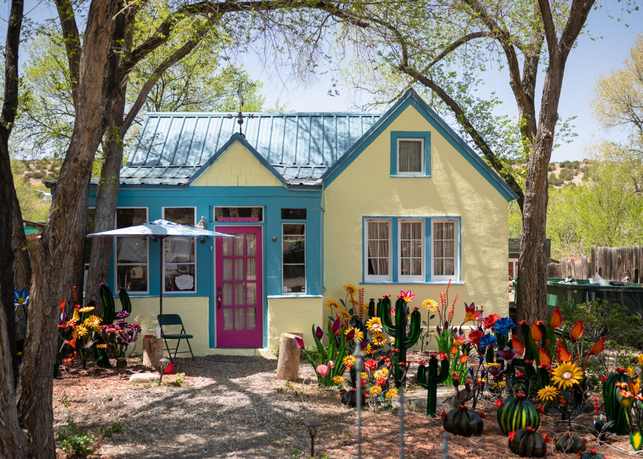 colorful-house-madrid-new-mexico-1280x914-1 Colorful house in Madrid, New Mexico