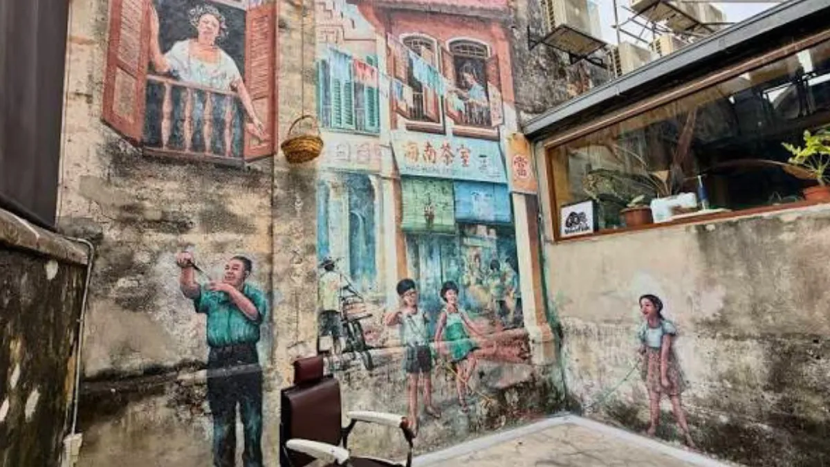 Leboh Pasar Besar (Market Street) Mural of people on a weathered building wall in a narrow alley