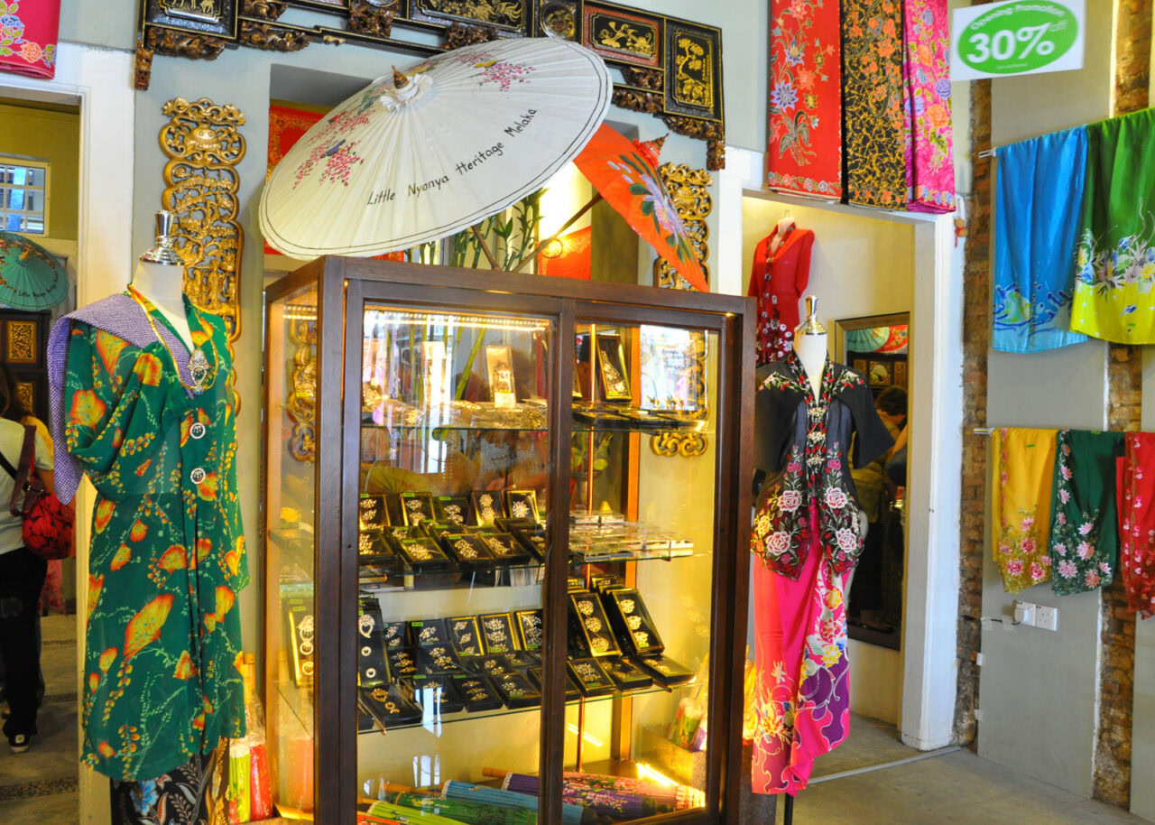 shop-malaysia-1280x914-1 Shop in Melaka selling souvenirs
